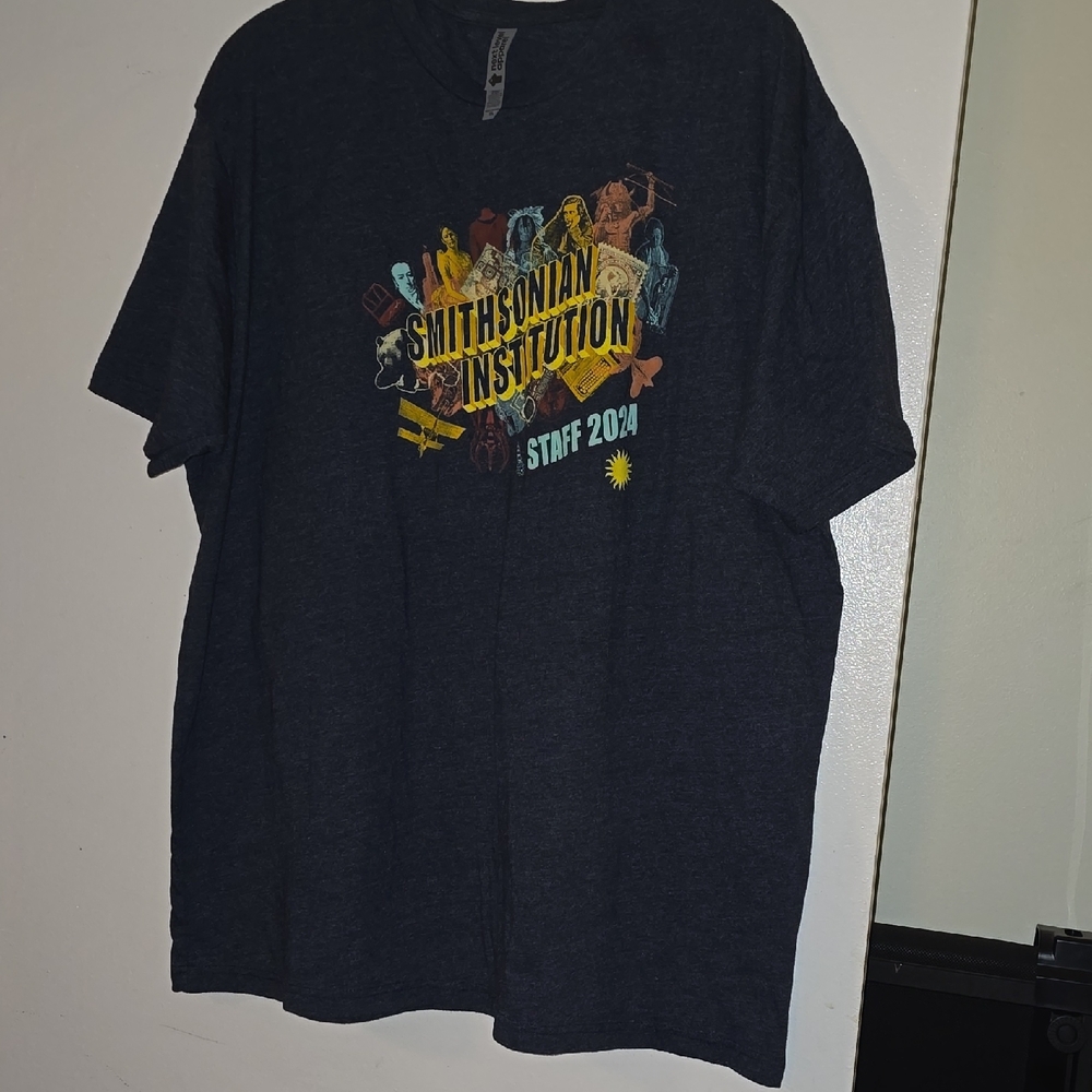 Smithsonian Institution Men's Gray T-Shirt